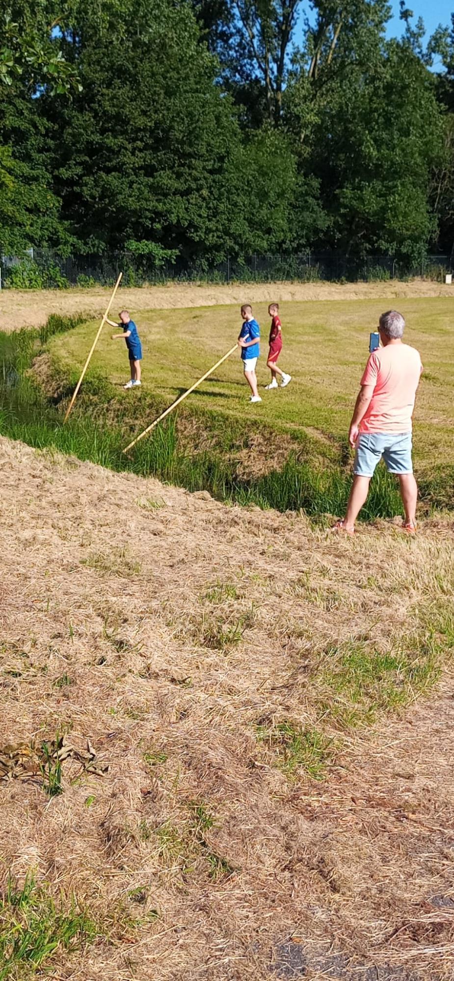 Jongens en meisjes scholen zich op ijsbaan in polsspringen, alfabet seinen en turven stapelen