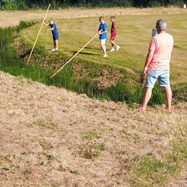 Jongens en meisjes scholen zich op ijsbaan in polsspringen, alfabet seinen en turven stapelen