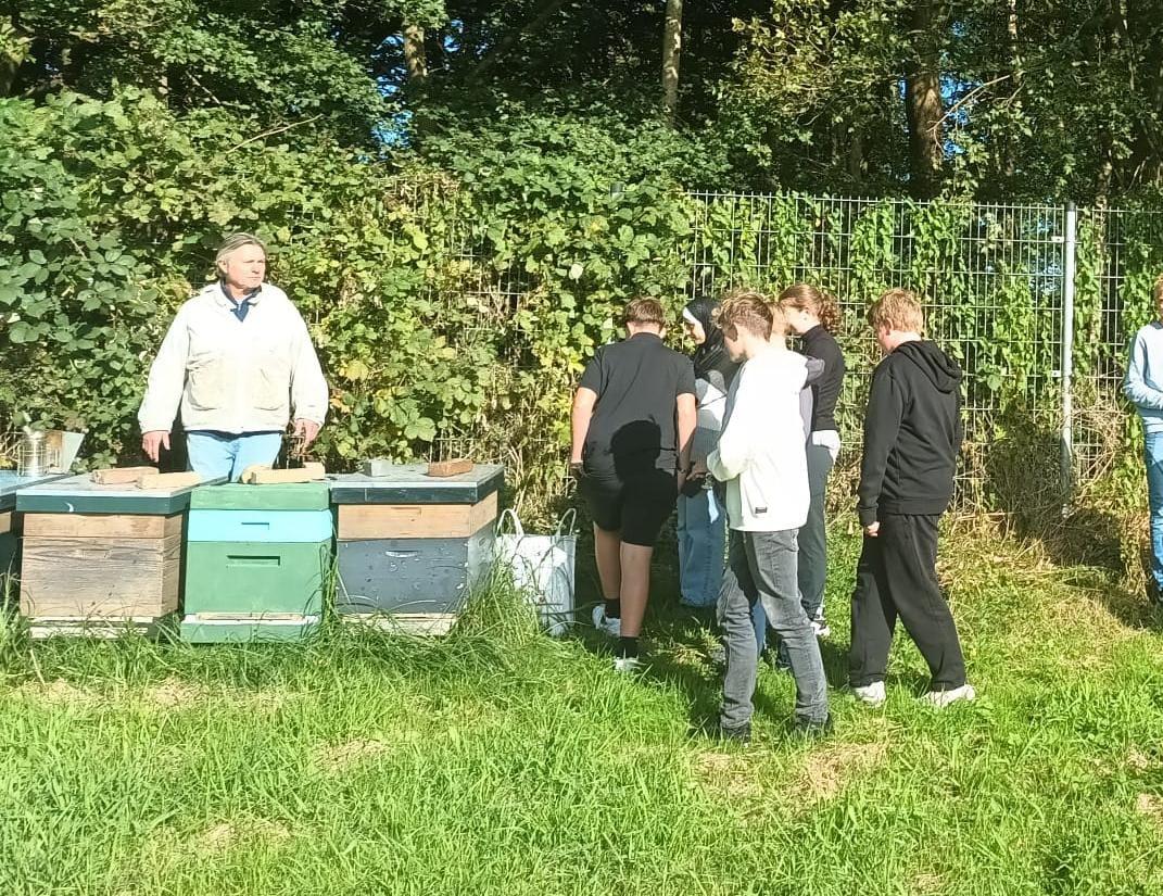 Bolswarder scholieren spijkeren hokjeskennis bij op ijsbaan Sneek