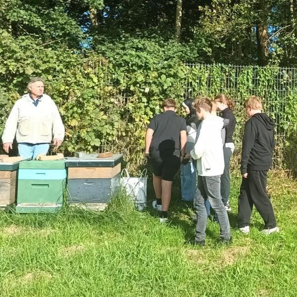 Bolswarder scholieren spijkeren hokjeskennis bij op ijsbaan Sneek