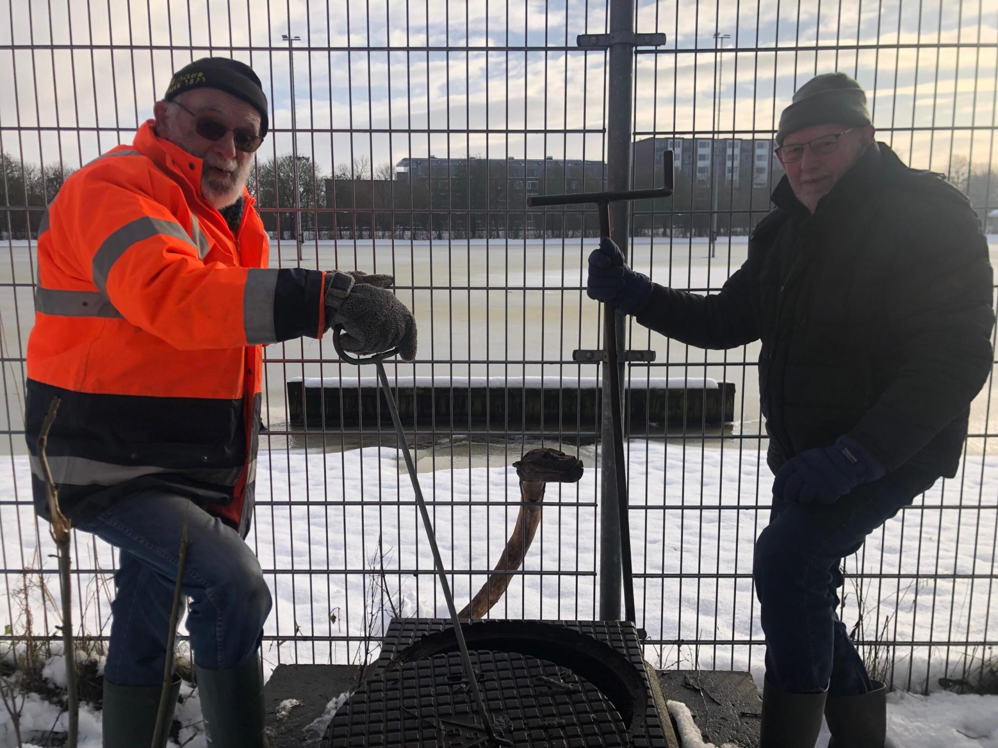 IJsmeesters gieten water op sneeuwbaan