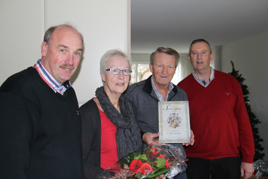 Uitreiking van de eerste oorkonde van de Sneeker IJsploeg aan Erelid Jans Groothuis