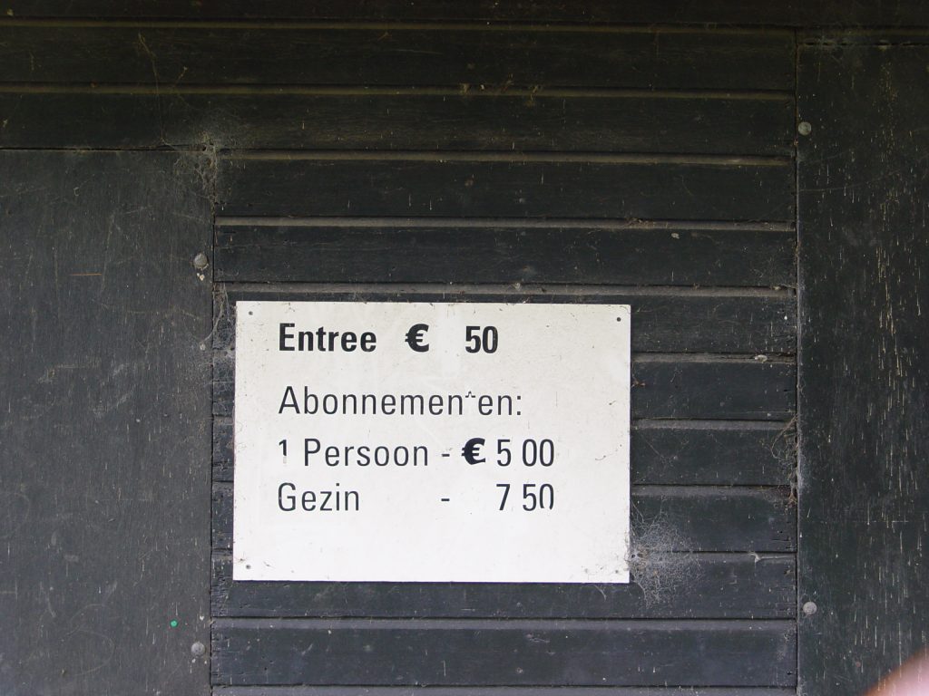 Het oude ijsbaangebouw van IJsclub Sneek (2007)