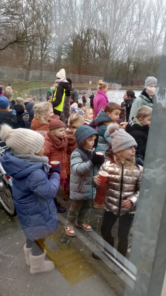 Blije kleuters met koek en zopie